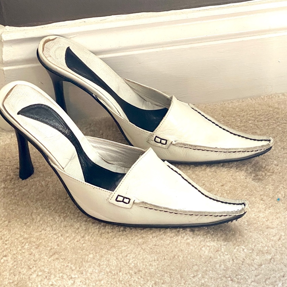 White leather pointy pump